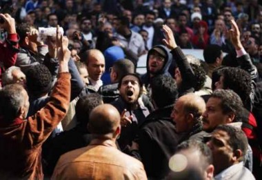 مصر.. إصابة العشرات في اشتباكات في مدينة طنطا عقب جنازة ناشط