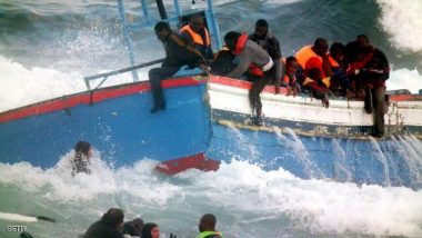 عمال إغاثة يحاولون إنقاذ مهاجرين غير شرعيين قبالة السواحل الإيطالية (أرشيف).