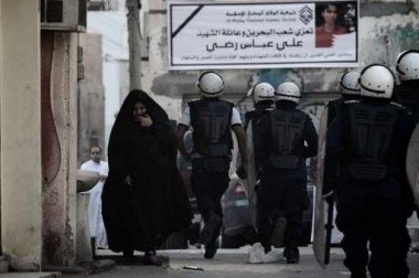 البحرين.. تعرض دورية للشرطة لهجوم بقنبلة بعد اعتقال أكثر من 20 شخصا