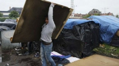 الحكومة تقول إن إجلاء المهاجرين ضروري بعد انتشار مرض "الجرب" في المخيم.
