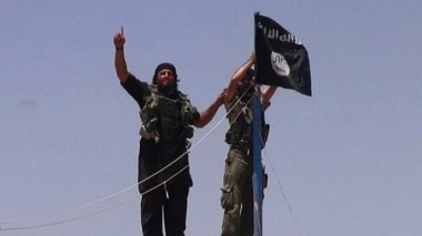 "داعش" يخلي مواقع في دير الزور تحسبا لضربة أمريكية